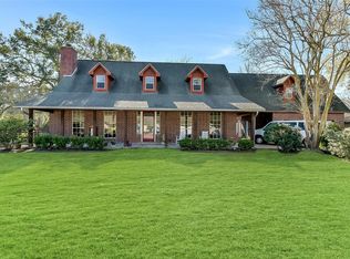 222 Quaker Dr, Friendswood, TX 77546