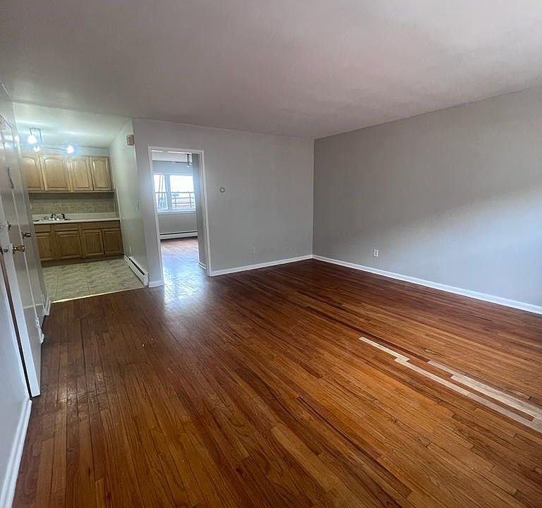 2nd image of 32 Smith St #6
