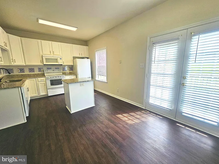 303 Dundee Pl — Photo 7