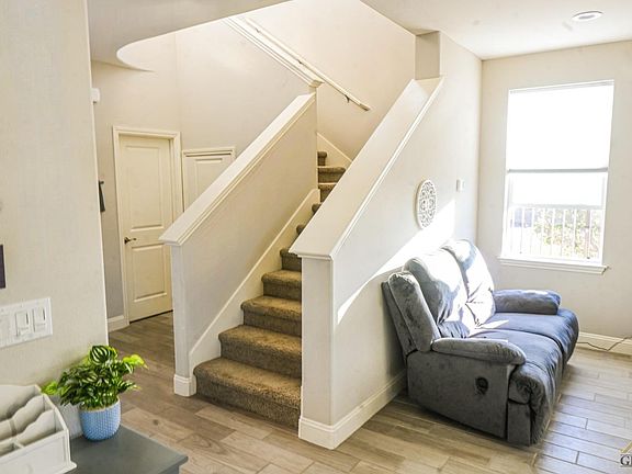 5th image of 587 Agapanthus Way