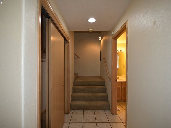 3rd image of 9004 NE Lewis Dr