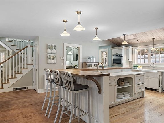 3rd image of 499 Main St