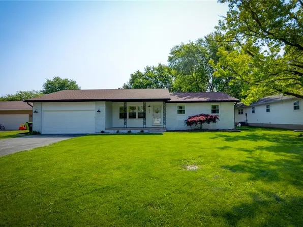 404 Pinkston Dr, Moweaqua, IL 62550