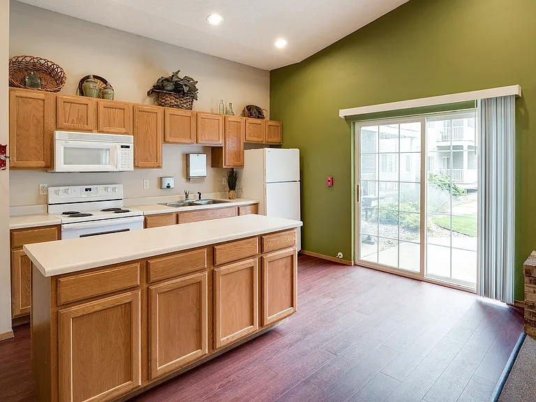 Platinum Valley Apartments — Photo 14