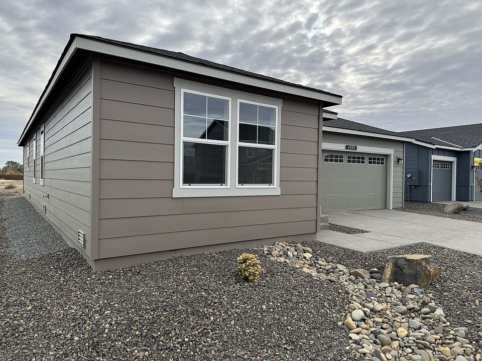 Front Yard.
Cedar Fence has been installed
(left side, right side, back yard)