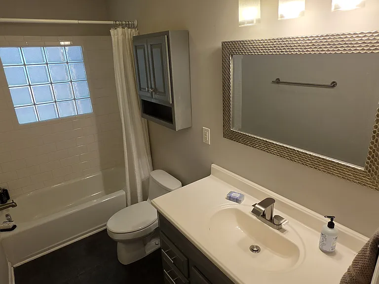 813 E Davie St — Photo 16