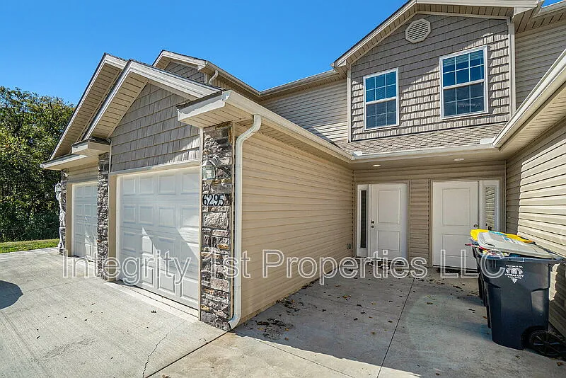 3 bed, 2.5 bath, 1433 sqft, $1,750 — Photo 3