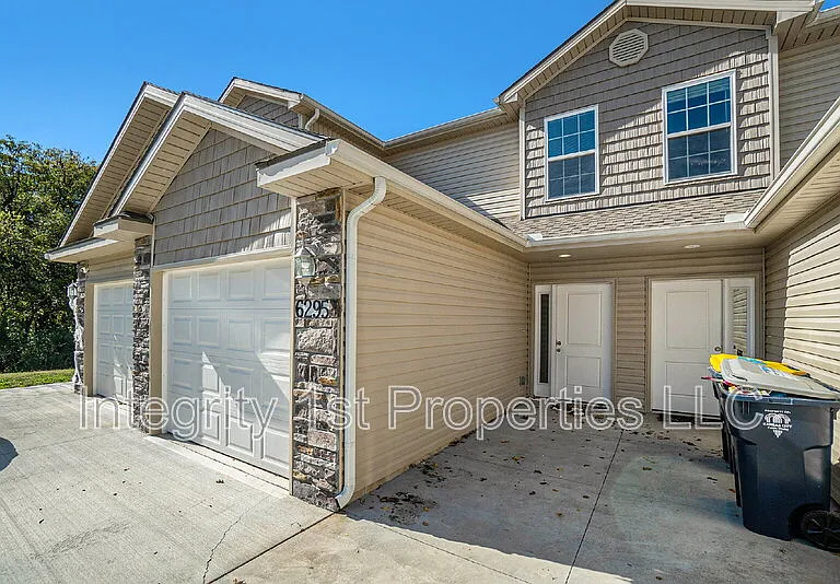 6303 NE 44th St — Photo 3