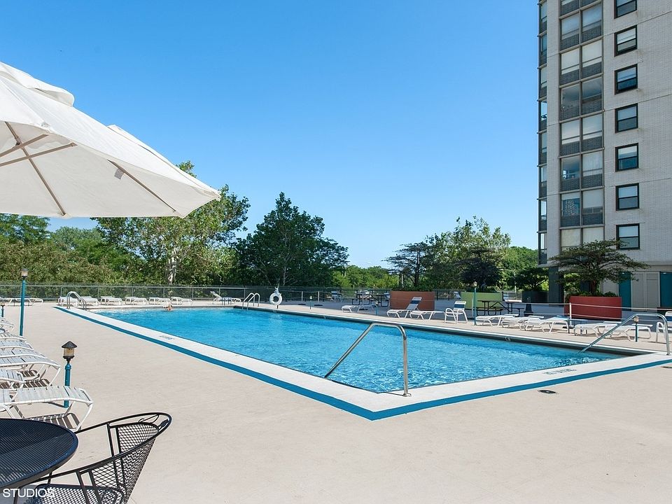 2nd image of 5701 N Sheridan Rd APT 5A