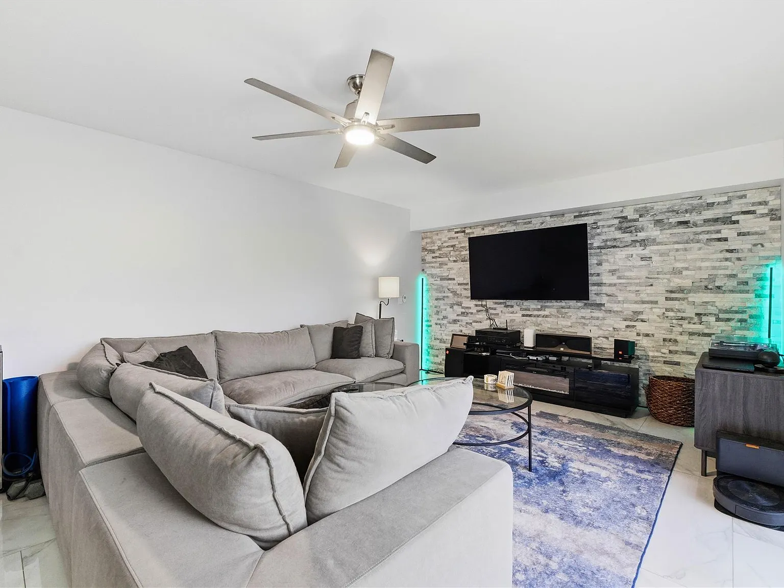 2 bed, 2.5 bath, 1236 sqft, $2,550 — Photo 3