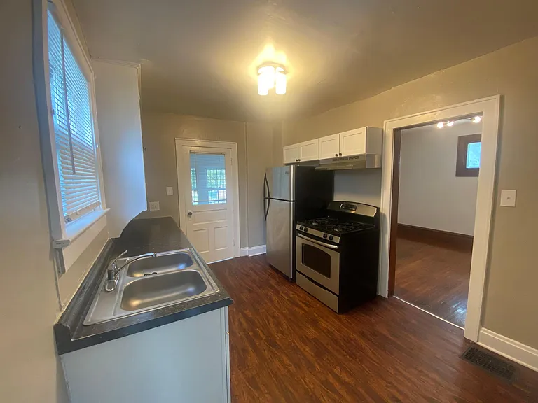 1347 Gault St — Photo 9