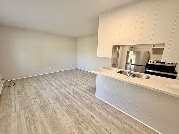 3rd image of 4652 N Pearl St APT 6