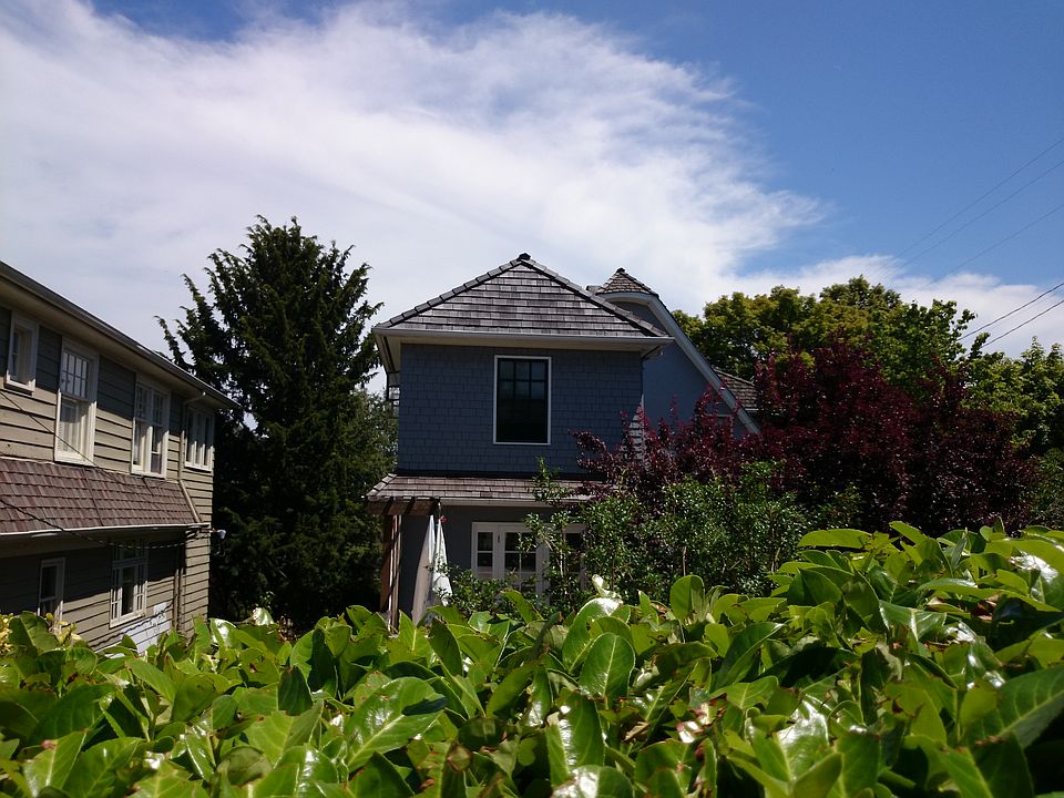 2nd image of 1058 E Lynn St