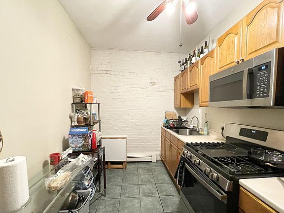 3rd image of 17 Symphony Rd APT 8