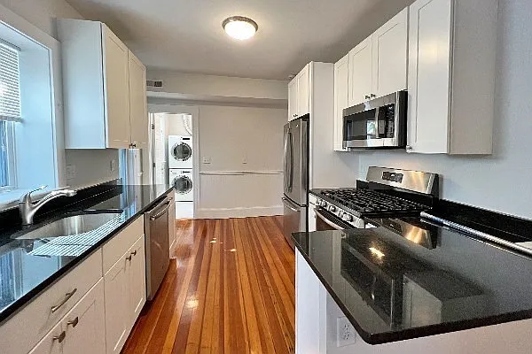 3 bed, 897 sqft, $4,500 — Photo 4