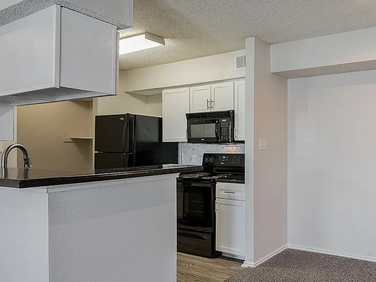 Chesapeake Apartments — Photo 23