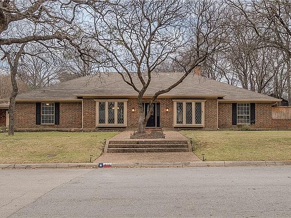 2nd image of 601 Havenwood Ln N