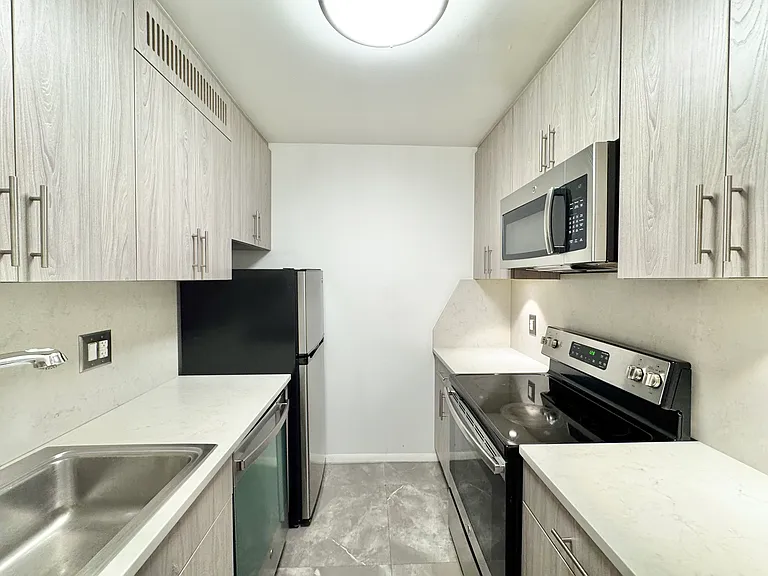 433 W 43rd St #4B — Photo 3