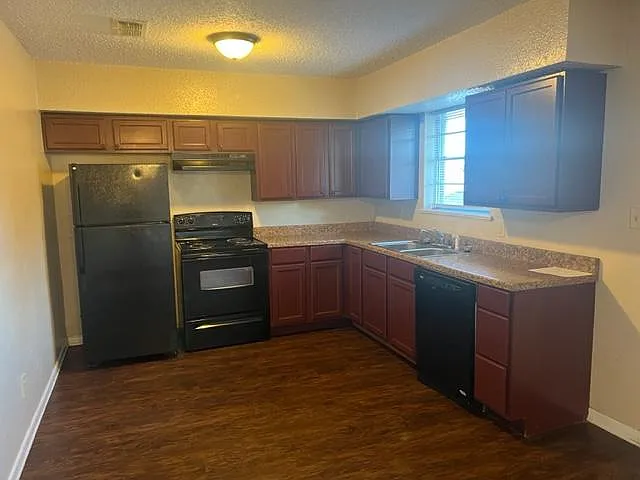 2 bed, 755 sqft, $895 — Photo 2