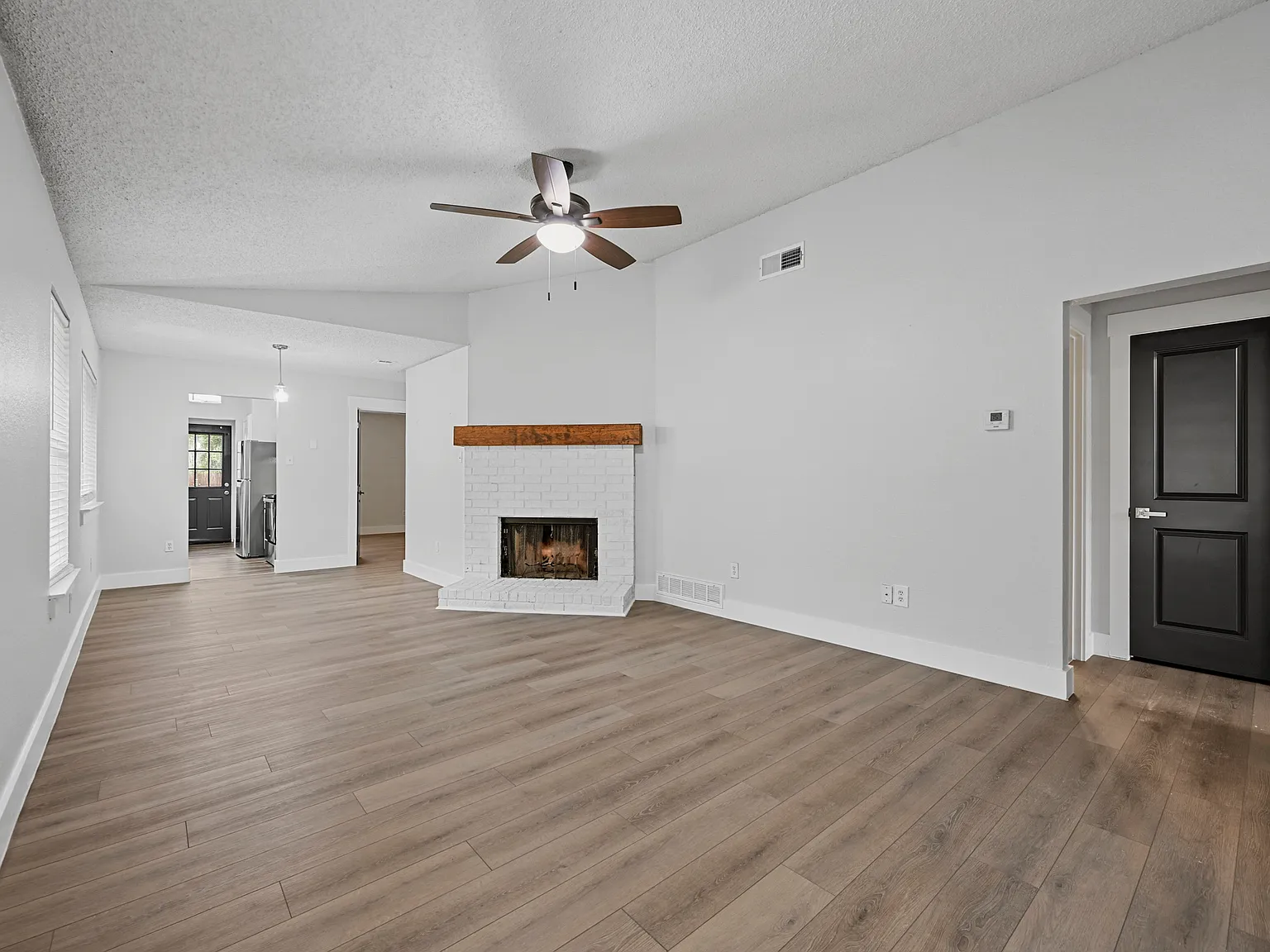 2 bed, 1.5 bath, 1014 sqft, $1,700 — Photo 3