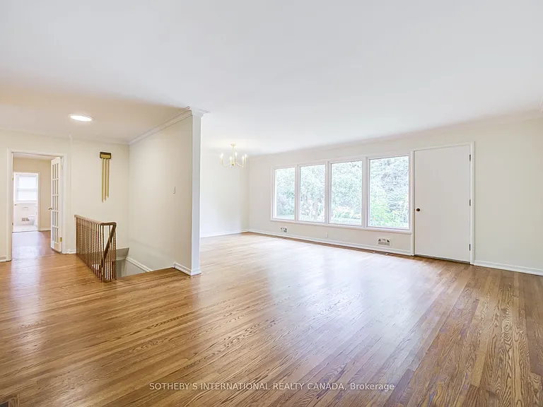 25 Abinger Cres — Photo 9