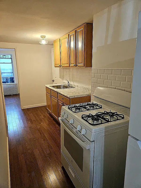 77 Huron Street — Photo 4