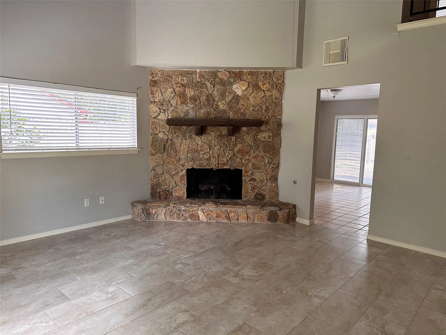 3 bed, 2.5 bath, 1662 sqft, $1,750 — Photo 2