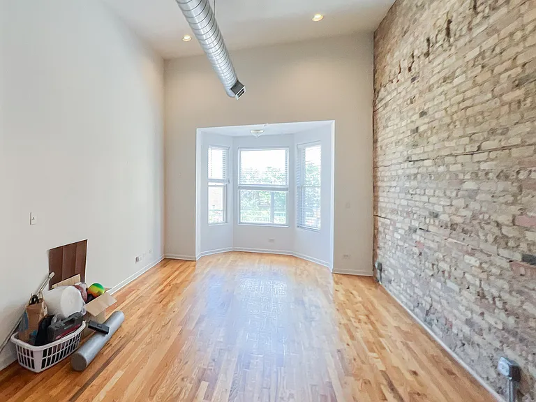 2450 1/2 N Southport Ave #301 — Photo 1