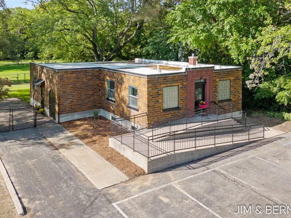 286 E 19th St, Holland, MI 49423