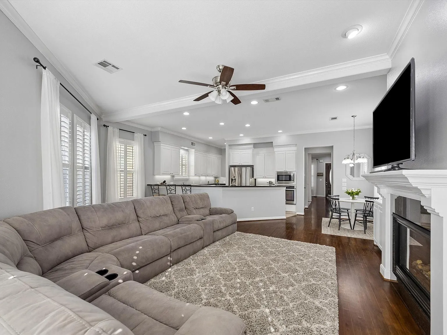 3 bed, 2.5 bath, 2563 sqft, $3,850 — Photo 3