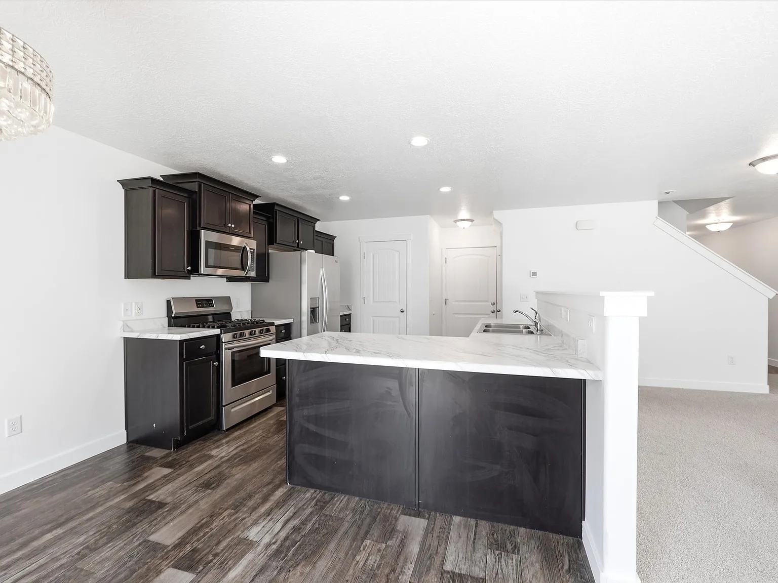 3 bed, 2.5 bath, 2317 sqft, $2,200 — Photo 3