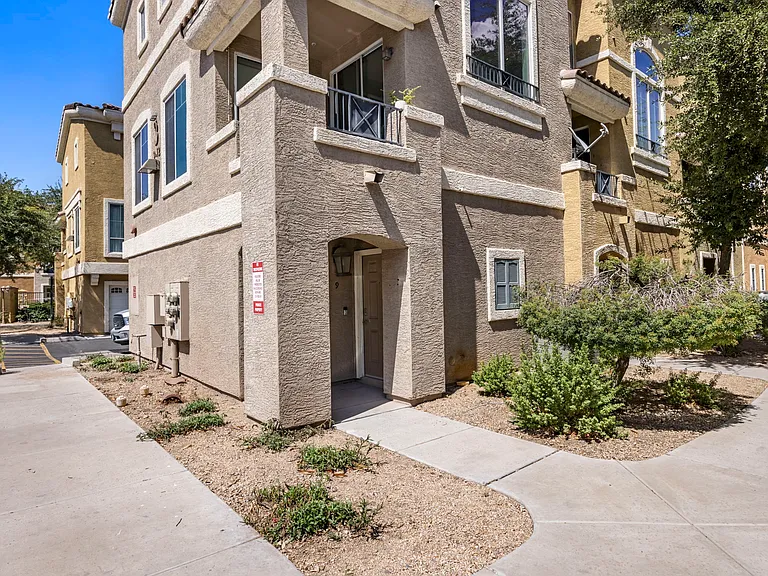 2450 W Glenrosa Ave #9 — Photo 3
