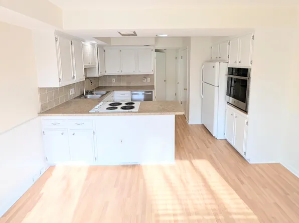 17209 E Jefferson Ave, Grosse Pointe, MI 48230