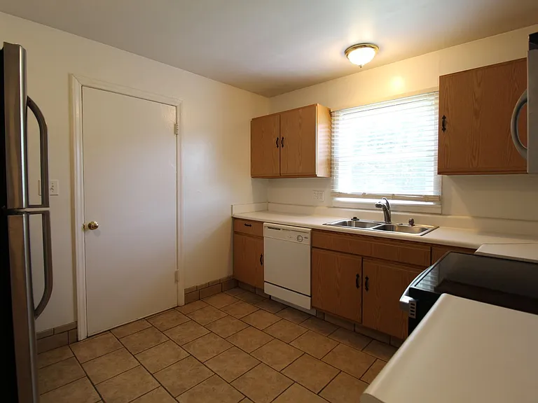 7109 Glenwood St — Photo 5