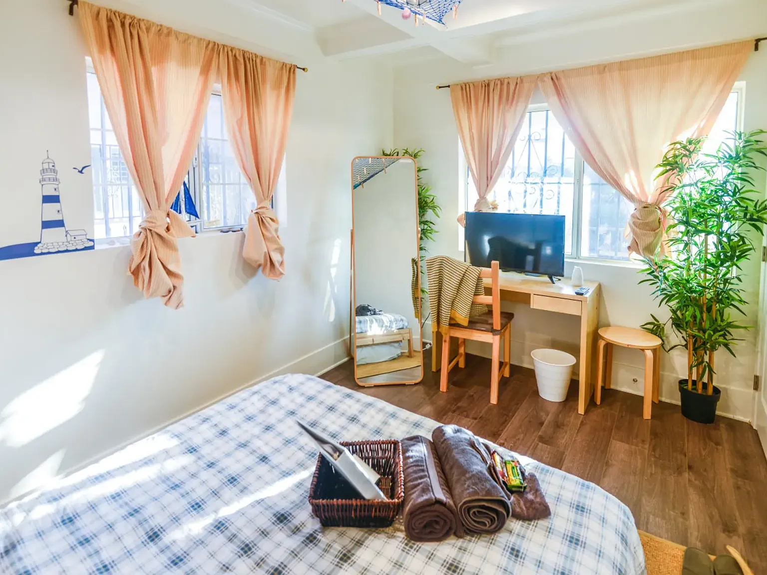 6 bed, $1,300 — Photo 4