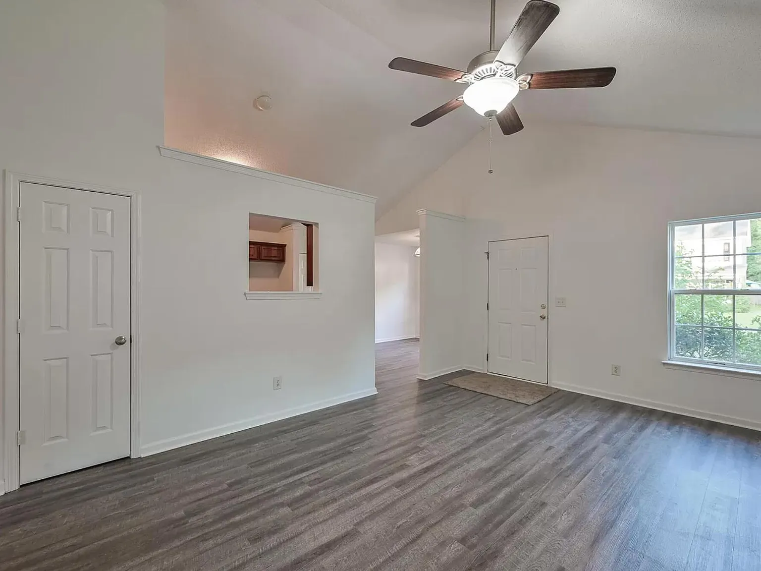 203 Trickle Dr — Photo 2