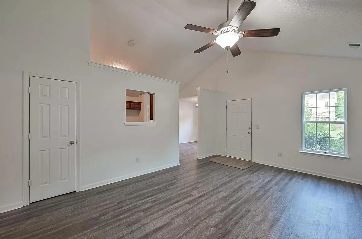 Building Photo - 203 Trickle Dr