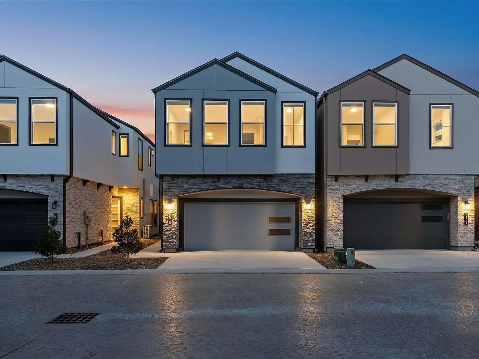 3 bed, 2.5 bath, 2100 sqft, $3,000 — Photo 1