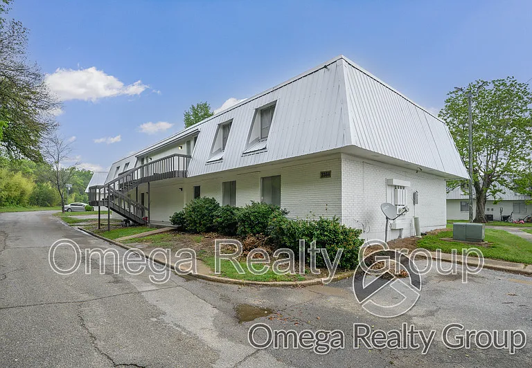 Camelot Apartments — Photo 17