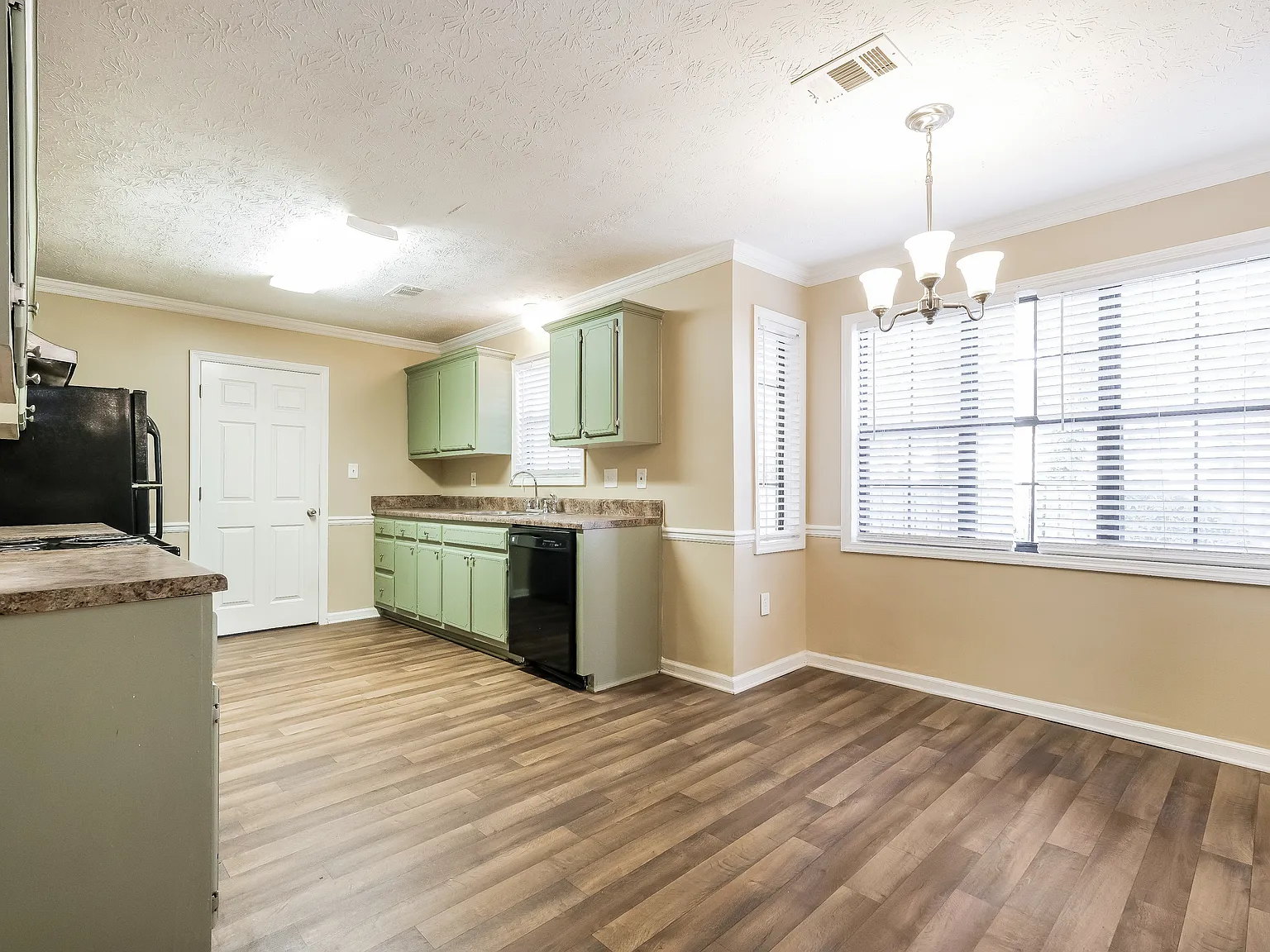 3 bed, 2.0 bath, 1557 sqft, $1,745 — Photo 4