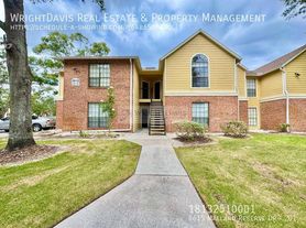 8615 Mallard Reserve Dr, Tampa, FL