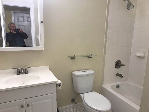 4th image of 953 Jackson St