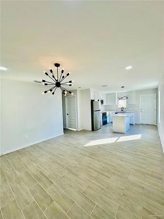 3 bed, 2.0 bath, 3900 sqft, $1,200 — Photo 4