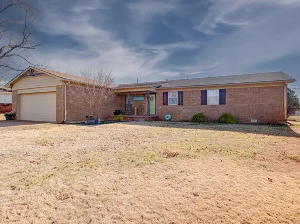 3 Lake Park Ct, Winfield, KS 67156