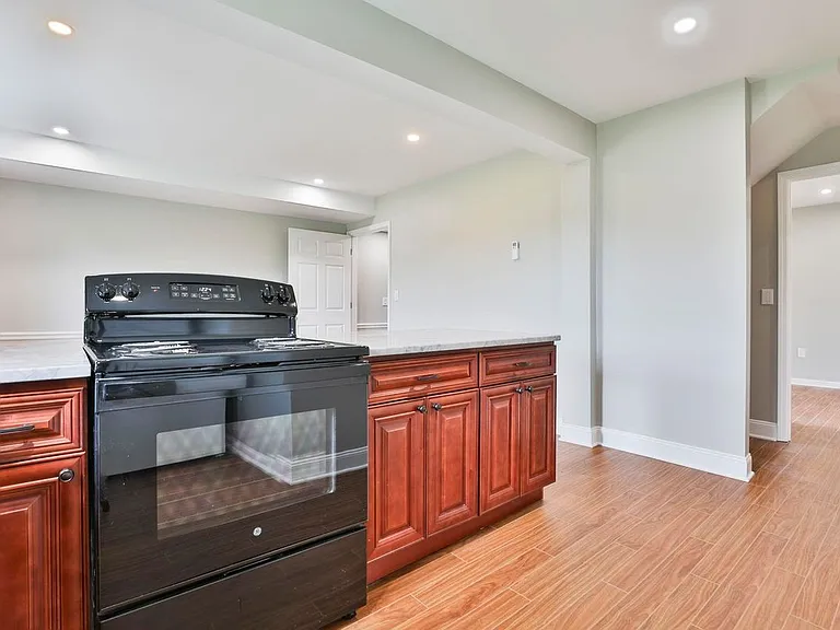 41A Howe Ln — Photo 4