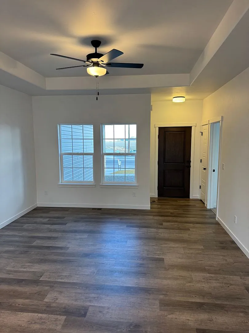 Move-In Ready 4BR w/ Fenced Yard & RV Parking — Photo 2