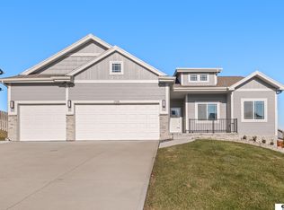 17608 Palisades Dr, Omaha, NE 68136