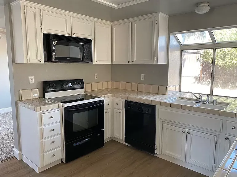 259 W Fallbrook Ave — Photo 3