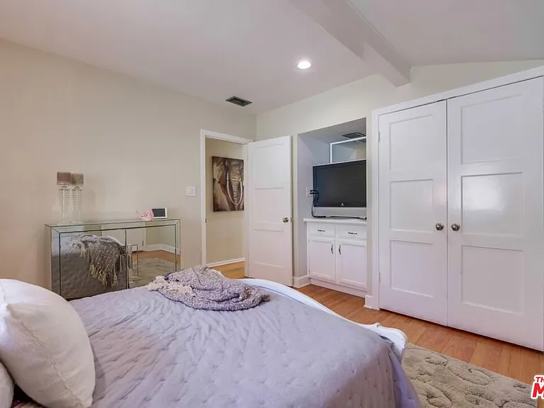 21447 Providencia St — Photo 41
