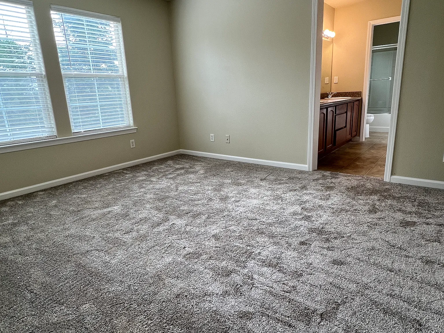3 bed, 2.5 bath, 1349 sqft, $1,975 — Photo 3